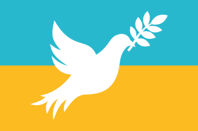 Ukrainische Flagge mit Friedenstaube im Vordergrund